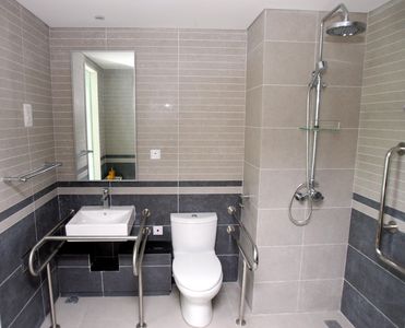 日本80多歲阿公「公廁上廁所」遭變態中國男性侵！