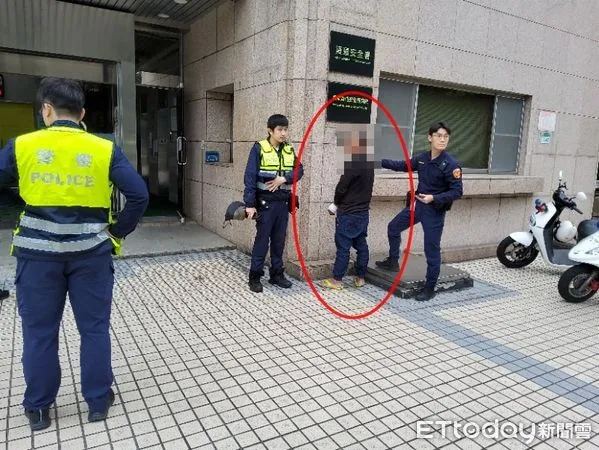 ▲▼             張姓男子持2把槍朝數位發展部辦公室開槍。（圖／記者黃彥傑攝）