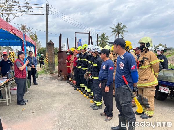 ▲台南市消防局第二救災救護大隊攜手玉井區公所及林業署玉井工作站於3月28日辦理「公墓火災搶救演練及防災宣導」。（圖／記者林東良翻攝，下同）