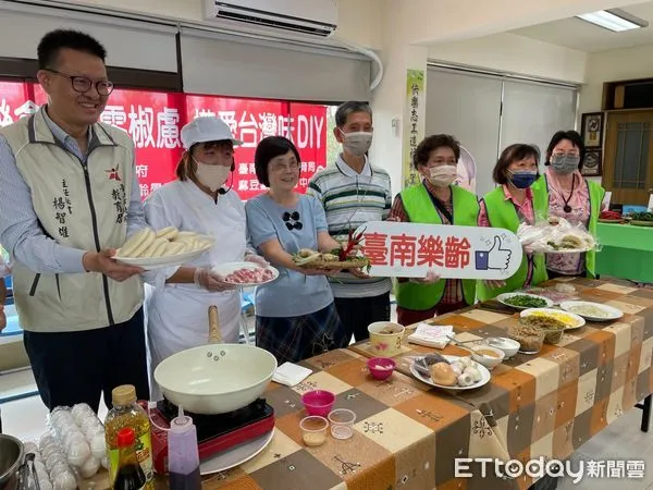 ▲台南市樂齡學習示範中心於28日在麻豆區清水里活動中心舉辦「樂食安・零椒慮」課程，讓長者了解食安議題長知識，教育局主秘楊智雄也到場和長者同樂。（圖／記者林東良翻攝，下同）