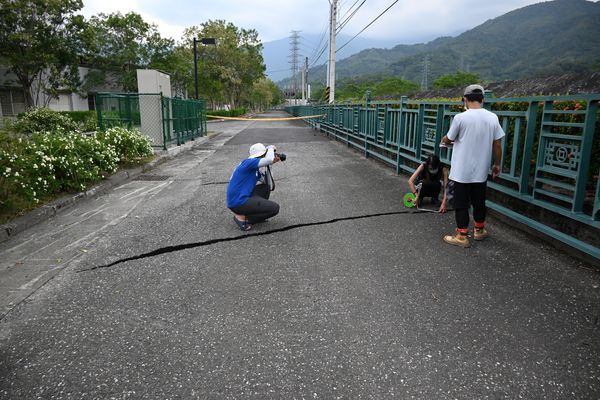 ▲▼中研院研究發現，中央山脈斷層系統導致918強震，且罕見被壓在縱谷斷層下。圖為玉里醫院附近在強震後地表出現裂縫。（圖／王昱提供）