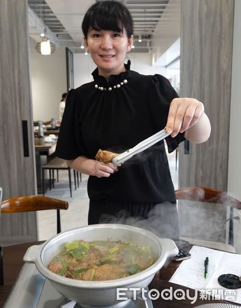 ▲為滿足饕客們舒適的用餐空間，中華總店由原先的80坪店面，搬遷至150坪店面開幕營業，並祭出花雕雞買1送1及打卡送龍蝦等優惠活動，滿足食客味蕾也可省荷包。（圖／記者林東良翻攝，下同）