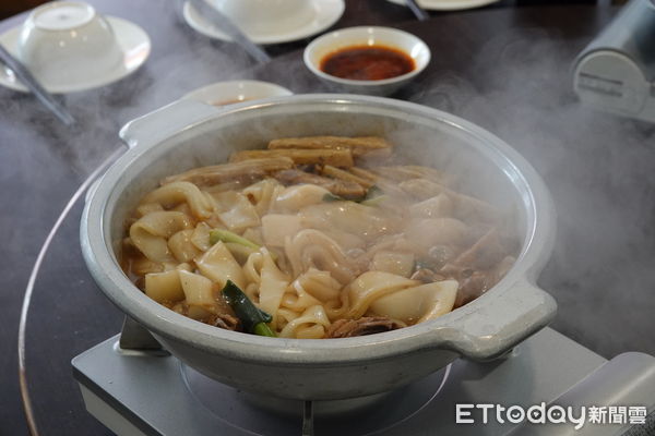 ▲為滿足饕客們舒適的用餐空間，中華總店搬遷至150坪店面開幕營業，並祭出花雕雞買1送1及打卡送龍蝦等優惠活動，滿足食客味蕾也可省荷包。（圖／記者林東良翻攝，下同）