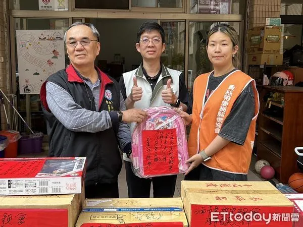 ▲吳姓宗親會與社會局機要秘書林建南攜手合作，向黃絲帶愛網關懷協會捐贈禮物，為弱勢兒童帶來溫暖與關懷。（圖／記者林東良翻攝，下同）