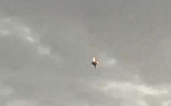 ▲▼一架疑似俄羅斯Su-35戰鬥機在空中起火墜落。（圖／翻攝自X／@visegrad24）
