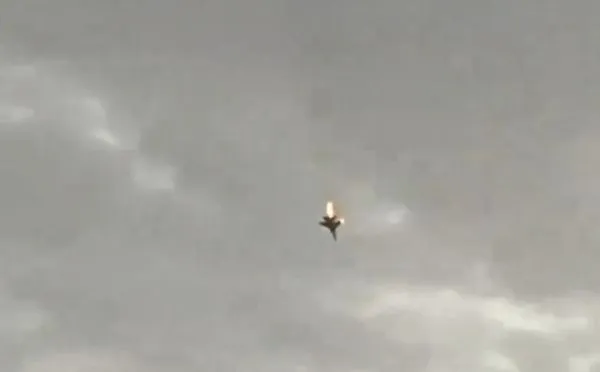 ▲▼一架疑似俄羅斯Su-35戰鬥機在空中起火墜落。（圖／翻攝自X／@visegrad24）