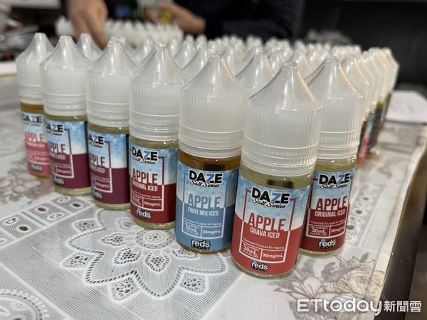 ▲▼北市刑大偵1隊在專營庫柏力克熊買賣的潮牌公仔店查獲2630瓶電子菸油。（圖／記者邱中岳翻攝）