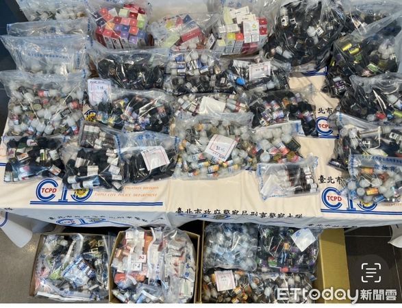 ▲▼北市刑大偵1隊在專營庫柏力克熊買賣的潮牌公仔店查獲2630瓶電子菸油。（圖／記者邱中岳翻攝）