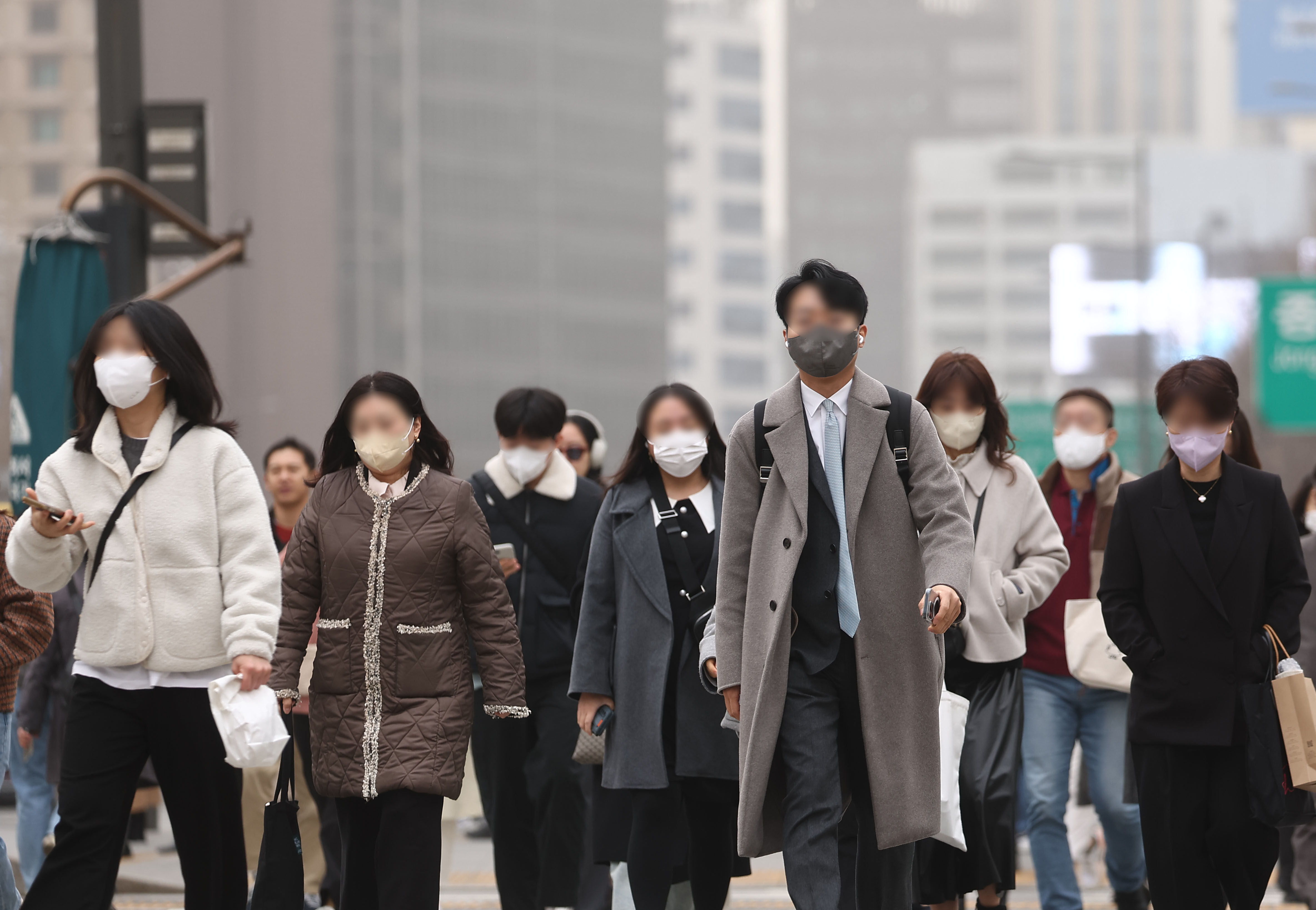 ▲▼ 首爾沙塵暴，民眾紛紛戴上口罩。（圖／達志影像／newscom）