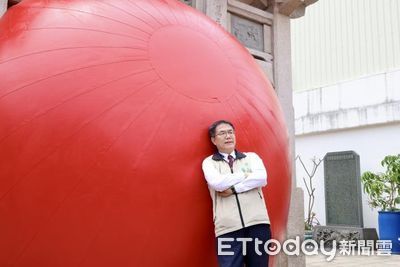 「紅球台南」不定點藝術行動串接歷史現場　追逐巨大紅球漫步台南