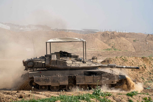 ▲▼以色列士兵3月5日在加薩走廊操作一輛坦克。（圖／路透）