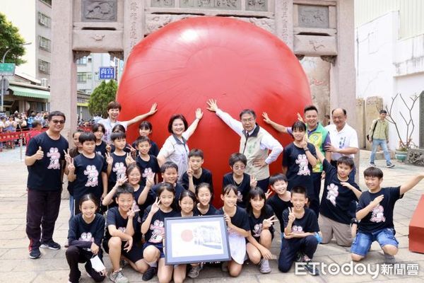 ▲「紅球」從風神廟前接官亭正式登陸台南，並在台南10個不同的地點，進行一場街頭行為藝術的創作之旅。（圖／記者林東良翻攝，下同）