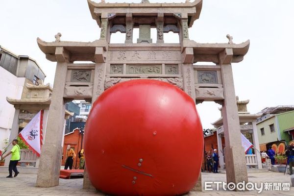 ▲「紅球」從風神廟前接官亭正式登陸台南，並在台南10個不同的地點，進行一場街頭行為藝術的創作之旅。（圖／記者林東良翻攝，下同）