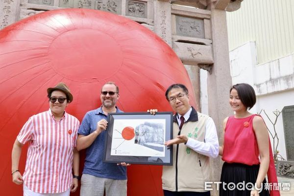 ▲「紅球」從風神廟前接官亭正式登陸台南，並在台南10個不同的地點，進行一場街頭行為藝術的創作之旅。（圖／記者林東良翻攝，下同）