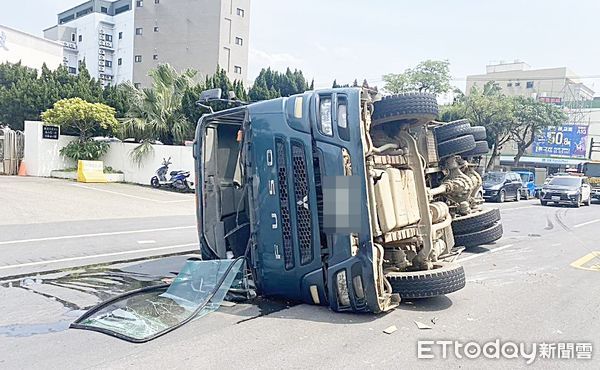 ▲桃園市蘆竹區南山路二段，預拌水泥車失控翻覆，擋風玻璃整片掉落。（圖／記者沈繼昌翻攝）