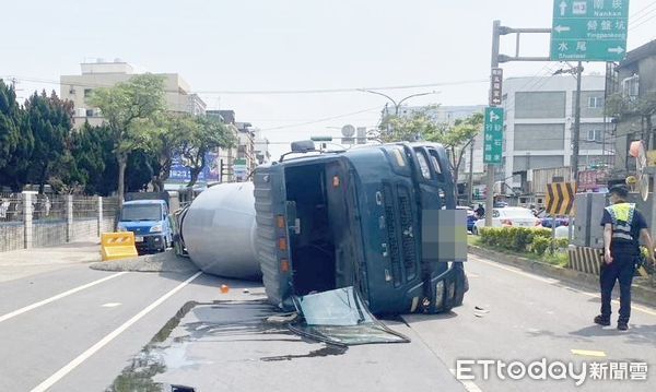 ▲桃園市蘆竹區今天下午一輛預拌水泥車行經南山路二段時突然失控翻覆，警方到場處理。（圖／記者沈繼昌翻攝）