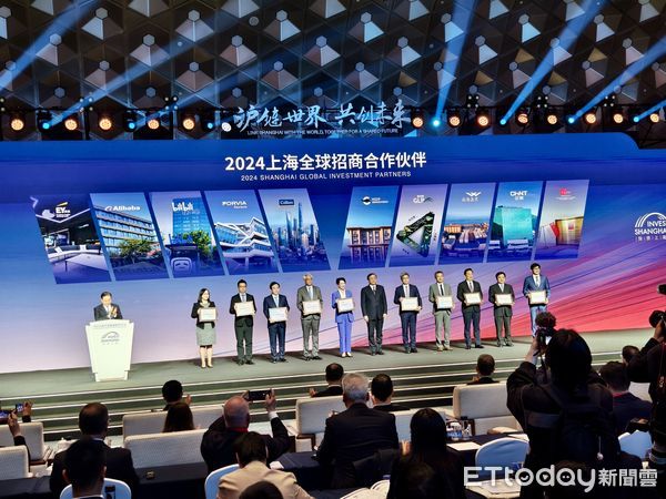 ▲上海市副市長華源為新一批合作夥伴授牌。（圖／記者趙禕攝）