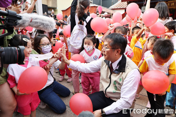 ▲台南市長黃偉哲與協進國小附設幼兒園146名學童，一起參與「紅球計畫」，與每位小朋友帶著紅色小氣球，在「大紅球」旁進行創意的唱跳互動。（圖／記者林東良翻攝，下同）
