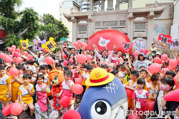 ▲台南市長黃偉哲與協進國小附設幼兒園146名學童，一起參與「紅球計畫」，與每位小朋友帶著紅色小氣球，在「大紅球」旁進行創意的唱跳互動。（圖／記者林東良翻攝，下同）