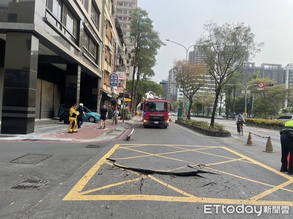 ▲▼快訊／高雄市區機車道「路面爆開炸裂」　現場封鎖禁止人車通行。（圖／記者吳奕靖翻攝）