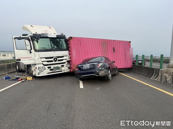 ▲▼       台88事故，賓士車駕駛座遭壓扁，警消搶救中      。（圖／記者陳宏瑞翻攝）