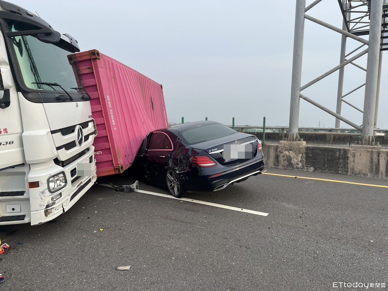 快訊／台88大貨車翻覆！賓士車駕駛座遭壓扁　警消搶救中 | ETtoday社會新聞 | ETtoday新聞雲