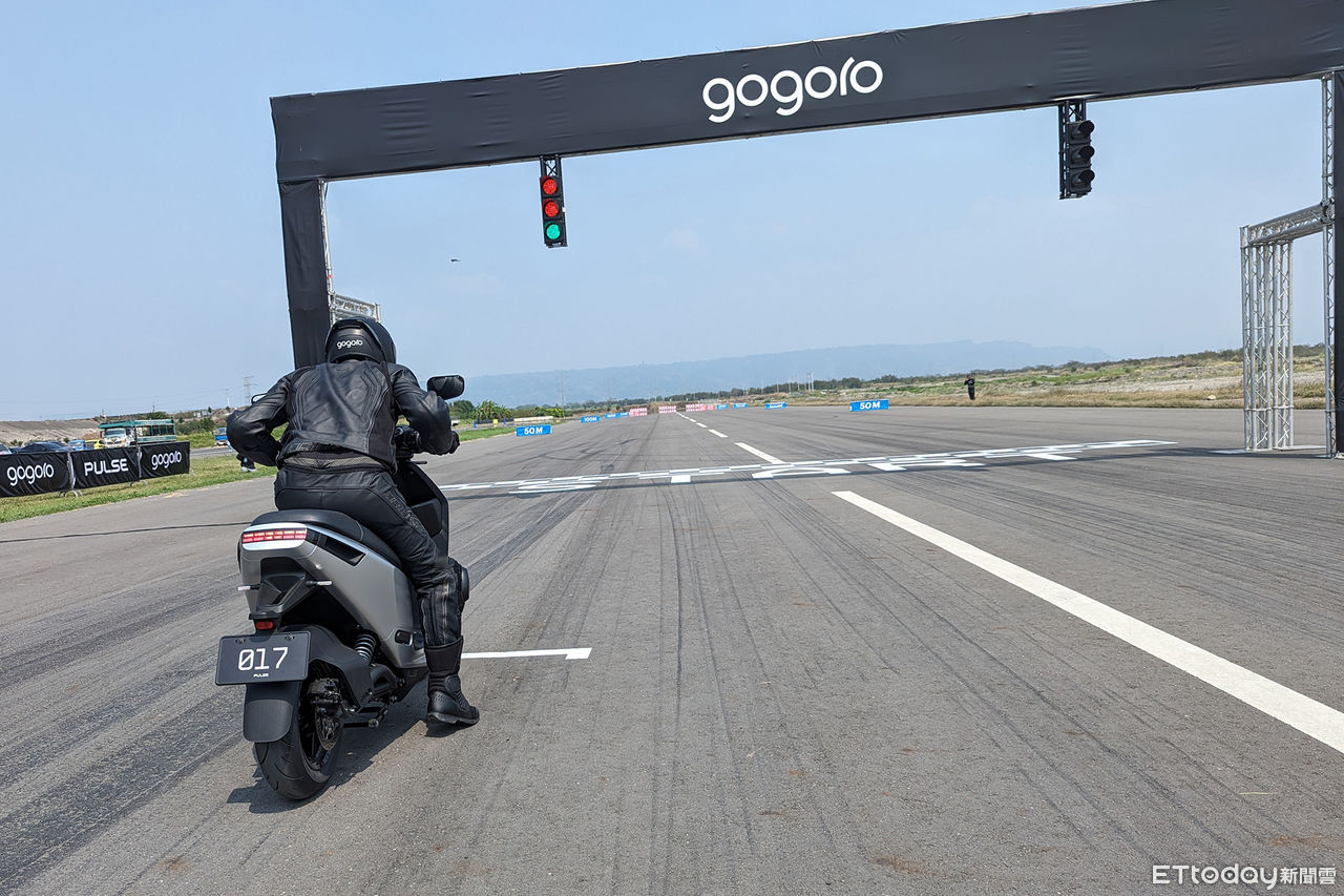 ▲Gogoro Pulse 飛機跑道試駕體驗！「地表最強電車」彈射起步超爽快。（圖／記者張慶輝攝）