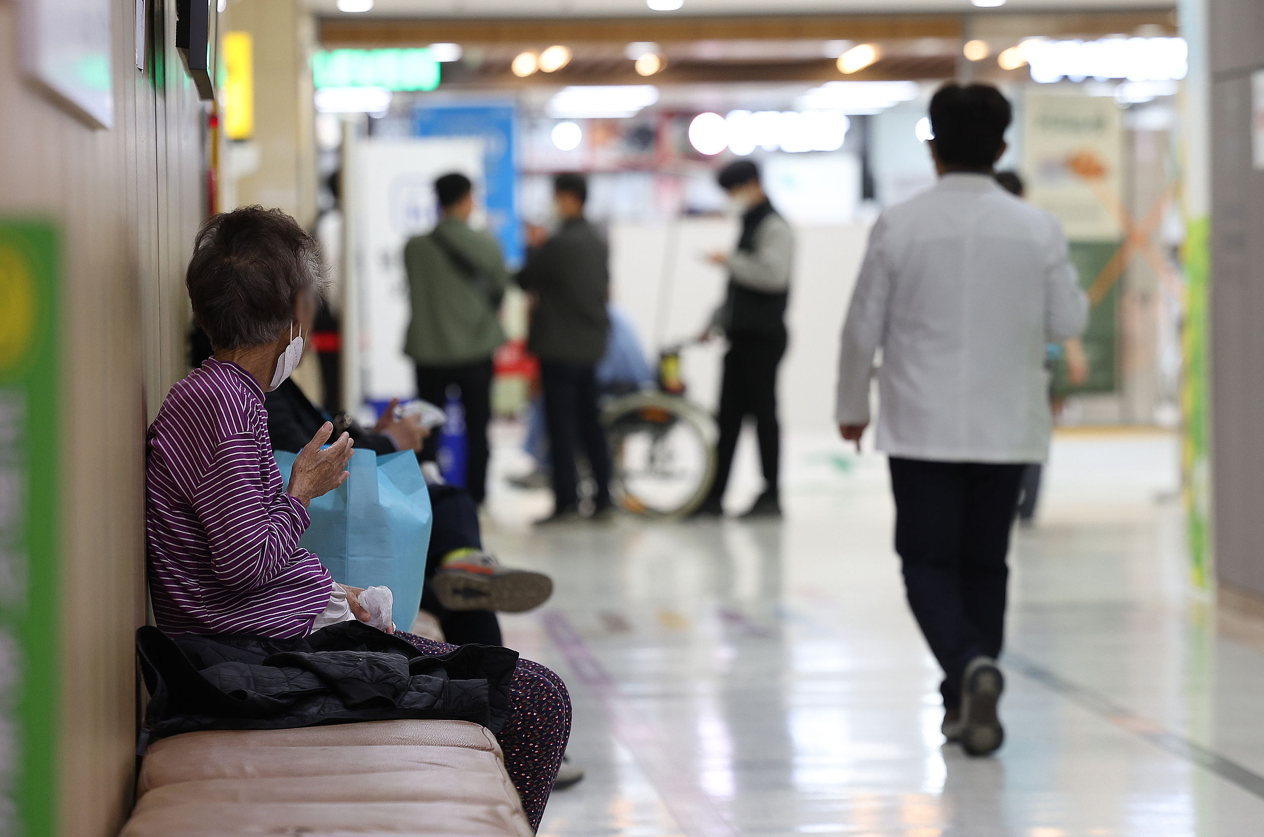 ▲▼南韓大邱某大學醫院內，患者們正在等候接受治療。（圖／VCG）