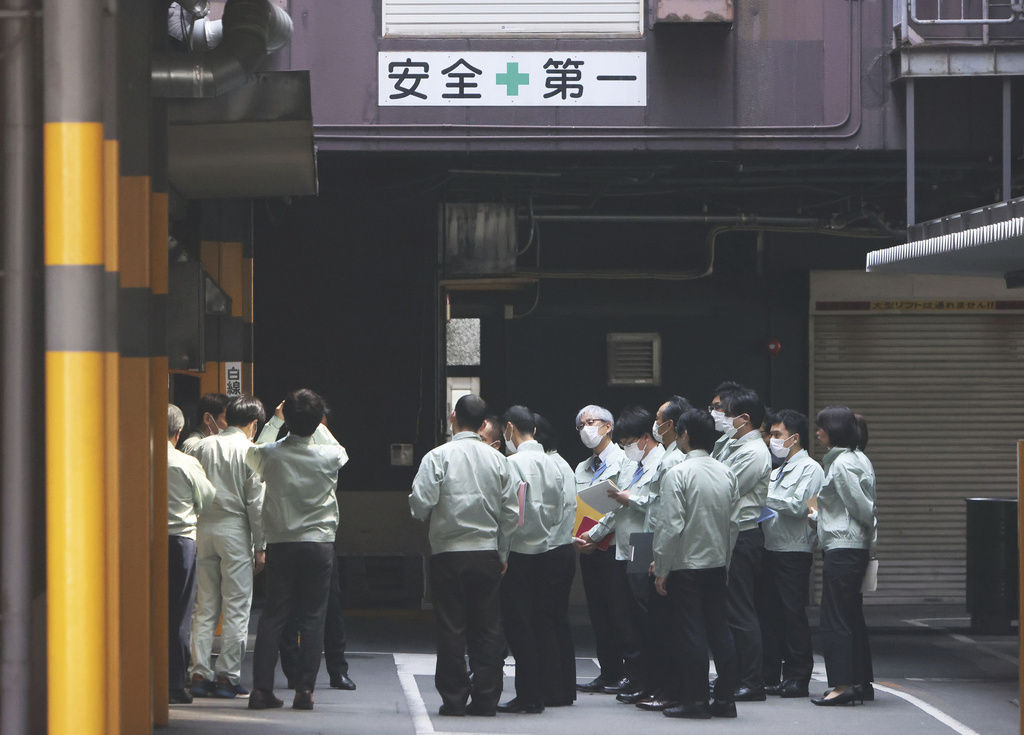 ▲▼厚生勞動省30日上午前往小林製藥已關閉的大阪工廠視察。（圖／達志影像／美聯社）