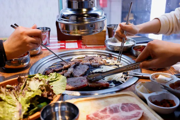 ▲▼韓國首爾的韓國燒烤餐廳烤牛肉。（圖／路透）