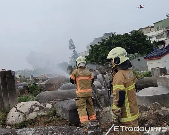 ▲台南市消防局第六大隊為確保清明節期間公共安全，預防田野火災，要求所屬各分隊加強宣導及公墓駐點、巡邏外，更出動搭戴紅外線熱顯像儀無人機於高空監控進行科技執法。（圖／記者林東良翻攝，下同）