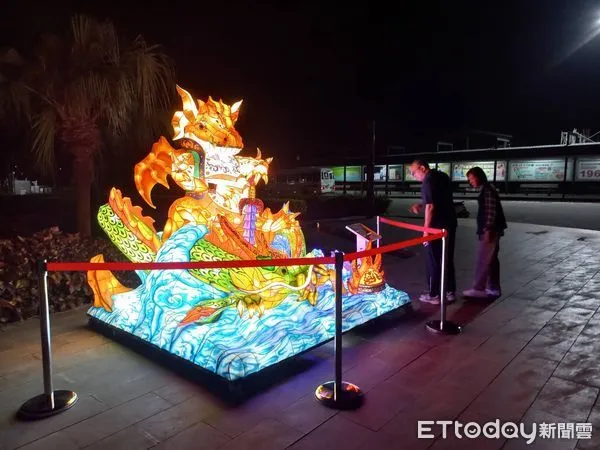 ▲東成監獄收容人花燈作品在台東航廈戶外展出。（圖／記者楊漢聲翻攝）