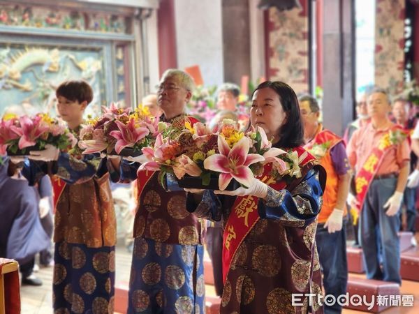 ▲祀典興濟宮2024年「春祭祝聖大典」於30日上午10時隆重舉行，由台南市民政局長姜淋煌擔任初獻正獻官、亞獻官議長邱莉莉等人保生大帝祝壽祈福。（圖／記者林東良翻攝，下同）