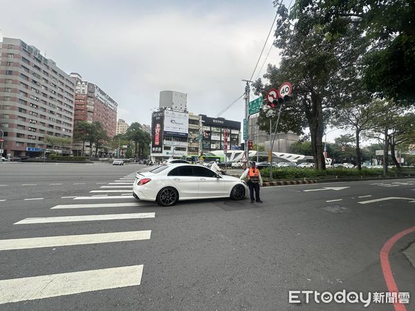 ▲▼1名機車騎士要超車時，腳掌竟被賓士車輾壓，痛得當街爆打車窗。（圖／民眾提供，下同）