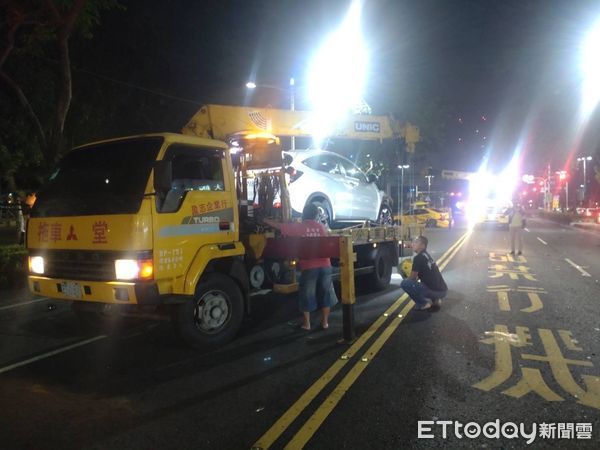 ▲▼高雄瑪莎拉蒂路口左轉突改直行，慘釀「5車連環撞」1駕駛送醫。（圖／記者賴文萱翻攝）