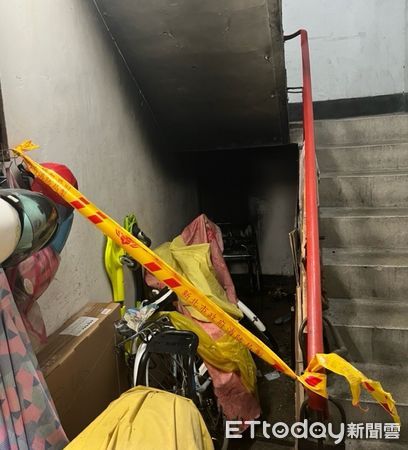 ▲▼老伯縱火燒毀1樓梯間的助行器及單車             。（圖／記者陳以昇翻攝）