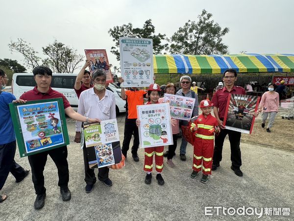 ▲台南市官田區角秀山生命紀念館，30日舉辦的清明法會活動圓滿落幕，活動中找來官田消防分隊藉此機會向前來參加法會祭祖的民眾進行防火宣導。（圖／記者林東良翻攝，下同）