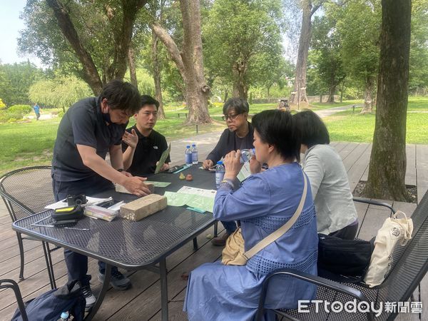 ▲台南山上花園水道博物館獲耆老捐贈日治時期煙囪的耐火磚，引來日本石炭・歴史博物館，特地跨海交流，該館研究員以日治時期耐火磚動向為題，發表論文。（圖／記者林東良翻攝，下同）