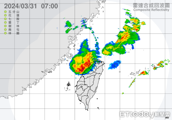 ▲▼苗栗縣銅鑼鄉中興工業區1棵路樹受到今早大風大雨影響，從基部斷裂，壓到2輛停放轎車，還好沒有人員受傷。 （圖／記者蔡文淵翻攝）