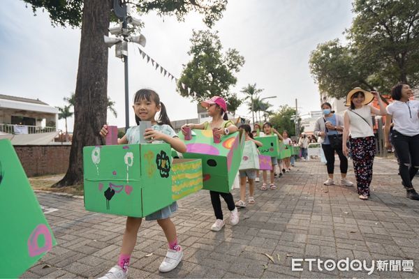 ▲《400＋》台南創新城市主題活動「府城香蜈蚣陣毛毛蟲大遊行」，於30日午後在西竹圍之丘文創園區熱鬧登場。（圖／記者林東良翻攝，下同）