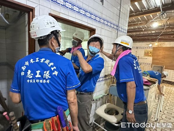 ▲台南市勞工局「做工行善團」，假日再度啟航為勞工弱勢族群修屋，31日兵分三路，前往柳營區、南區施工及前往仁德、永康、麻豆等4戶弱勢會勘房屋。（圖／記者林東良翻攝，下同）