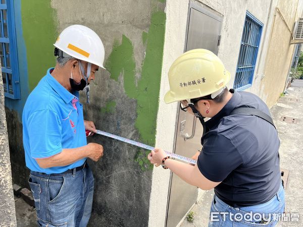 ▲台南市勞工局「做工行善團」，假日再度啟航為勞工弱勢族群修屋，31日兵分三路，前往柳營區、南區施工及前往仁德、永康、麻豆等4戶弱勢會勘房屋。（圖／記者林東良翻攝，下同）