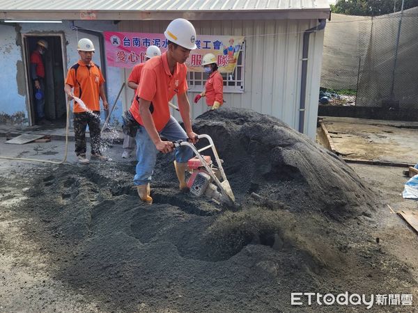 ▲台南市勞工局「做工行善團」，假日再度啟航為勞工弱勢族群修屋，31日兵分三路，前往柳營區、南區施工及前往仁德、永康、麻豆等4戶弱勢會勘房屋。（圖／記者林東良翻攝，下同）