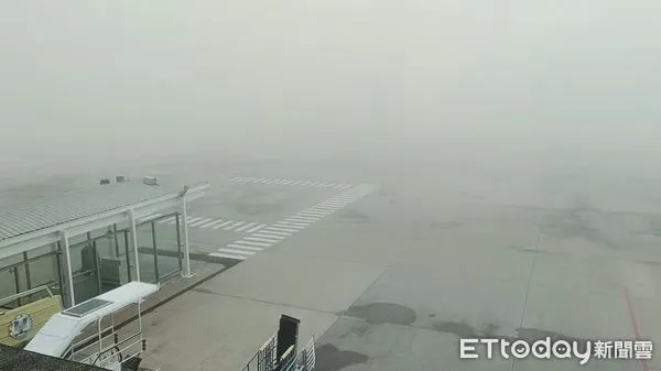 ▲▼金門小三通因濃霧停航，現場幾百名旅客滯留機場。（圖／記者林名揚攝）