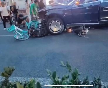 邁巴赫暴衝人行道「一路輾壓」！司機車內手舞足蹈　已致2死2傷