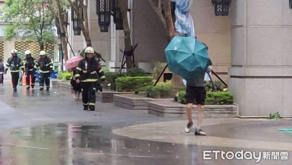 ▲▼             台北市區出現狂風暴雨。（圖／記者黃彥傑攝）