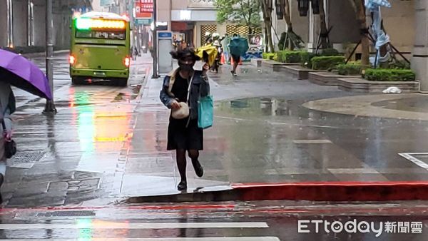 ▲▼             台北市區出現狂風暴雨。（圖／記者黃彥傑攝）