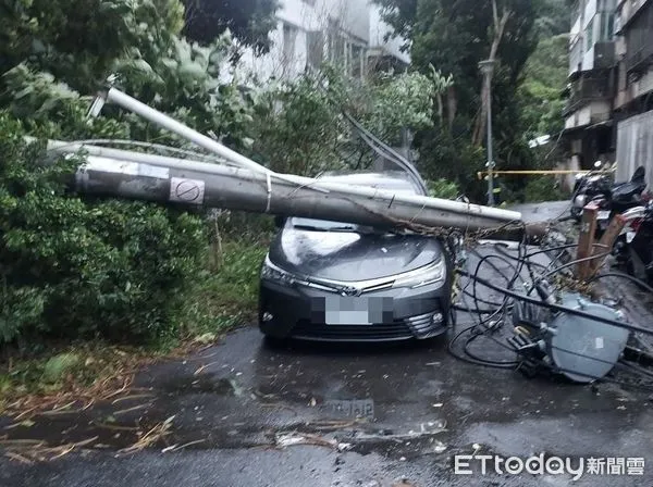 ▲▼       士林電桿倒塌壓毀轎車      。（圖／記者黃彥傑翻攝）