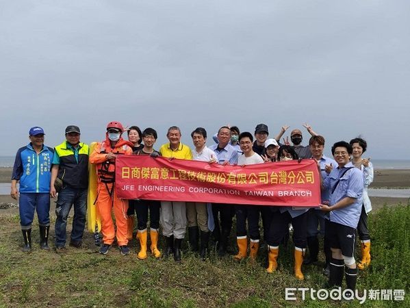 ▲▼日商傑富意工程公司也發動員工熱心參與淨灘活動。（圖／民眾提供）