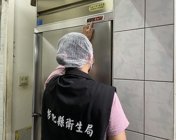 ▲▼彰化縣衛生局稽查21家粿條製造商和餐飲業者，並向民眾提出防毒7大原則。（圖／彰化衛生局提供，下同）